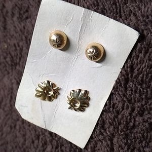 Two pairs gold tone earrings